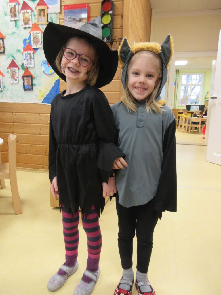 Zwei Kinder in Kostümen auf dem Markt Altomünster.