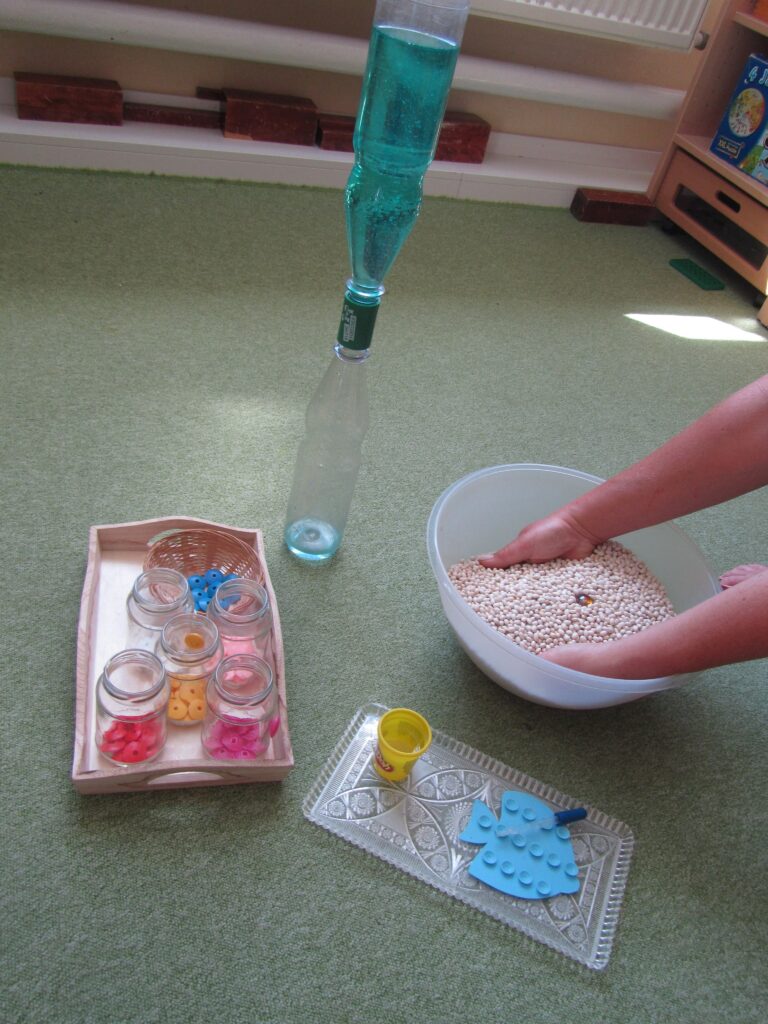 Bild mit Spielzeug, Flaschen und bunten Kugeln.