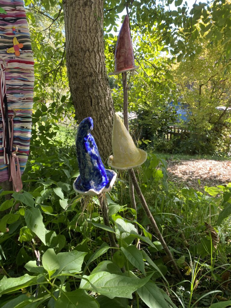 Fächer und Körbe in Natur, farbenfroh und lebendig.