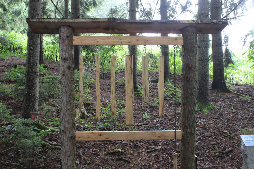 Holzrahmen mit Gittern im Wald, 5 Stäbe.