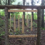 Holzrahmen mit Gittern im Wald, 5 Stäbe.