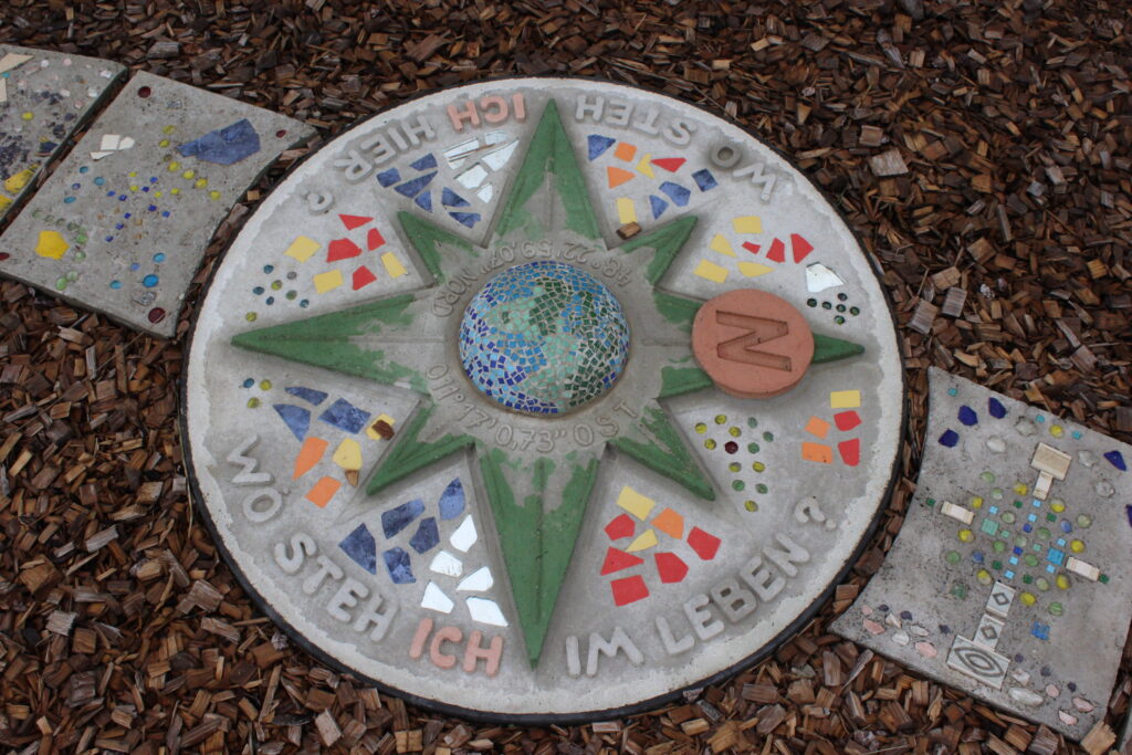 Mosaik-Compass mit "Wo ich lebe?" im Marktplatz Altomünster.