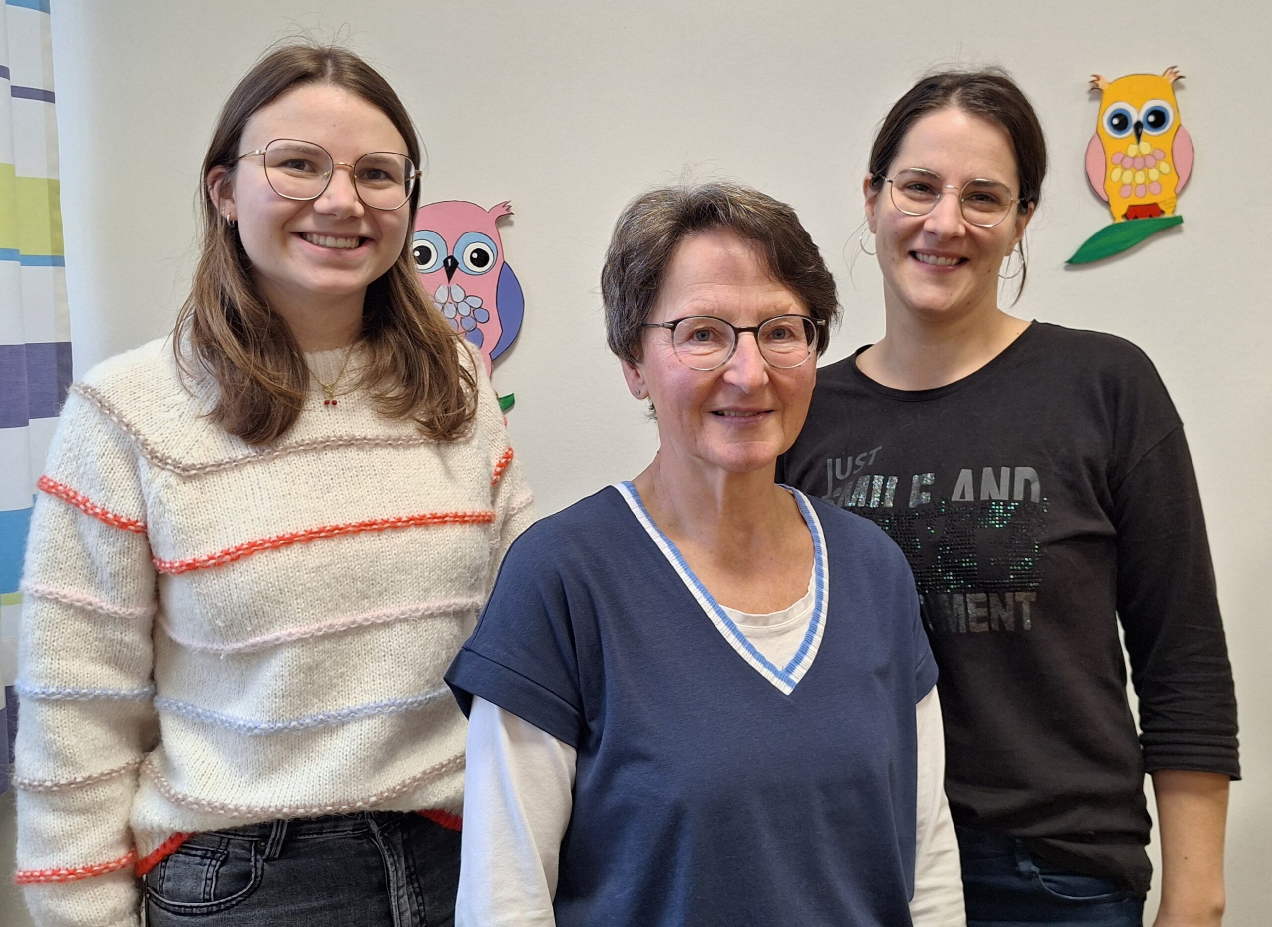 Katze 25 Drei Frauen in einem Kindergarten.