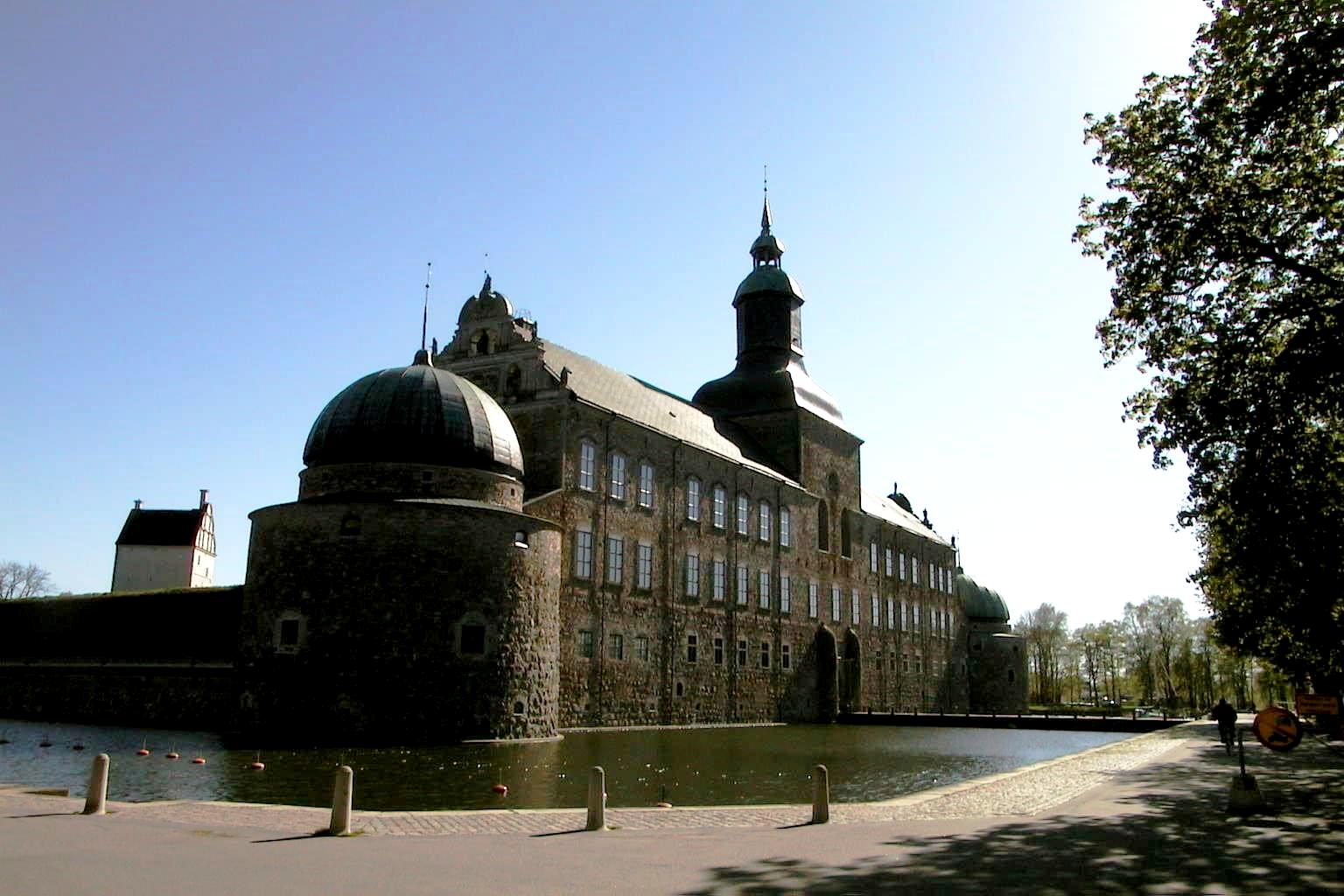 Schloss Altomünster mit Wasserbecken, imposant Bauwerk.