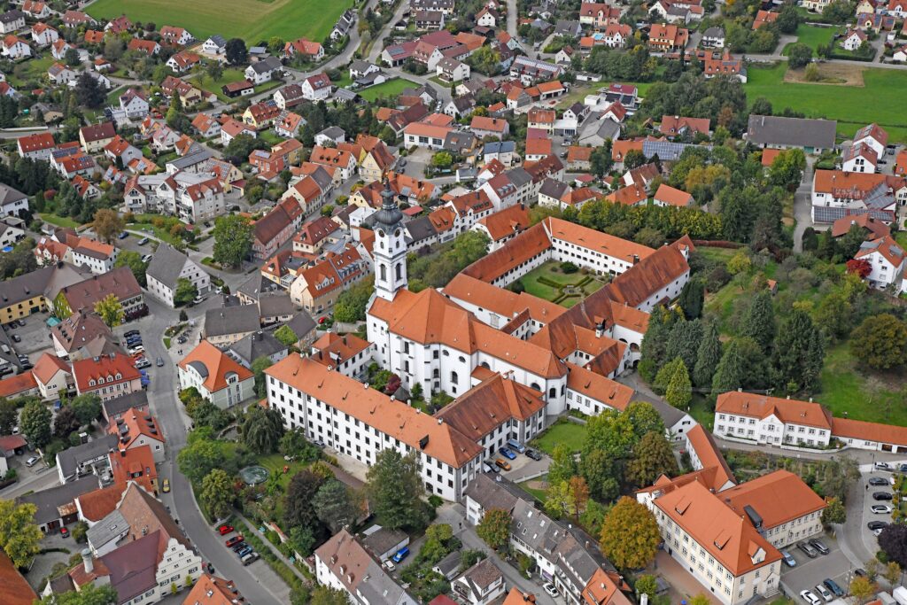 Blick von oben auf das Kloster