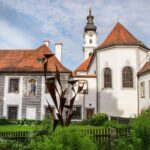 Ein Kirchengebäude mit Turm und Garten im Marktplatz Altomünster.