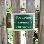 Besucher willkommen auf dem Marktplatz in Altomünster.