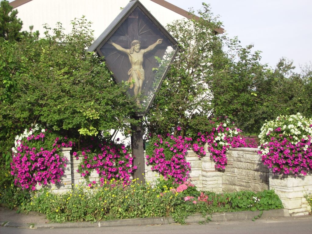 Kirche Altomünster, Kreuz und Blumen im Garten.