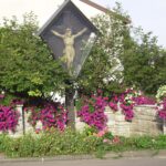 Kirche Altomünster, Kreuz und Blumen im Garten.