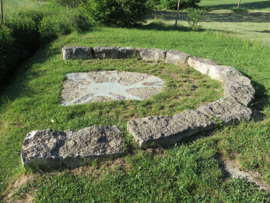 Mosaik und Grabstein im Park, Altomünster.