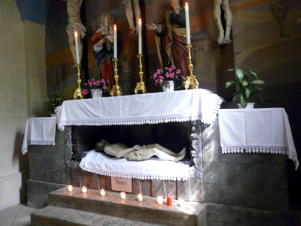 Station im Altomünster, Gottesdienst an der Christusstatue.