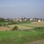 Landschaftliches Bild des Marktes Altomünster mit Feldern und Häusern.