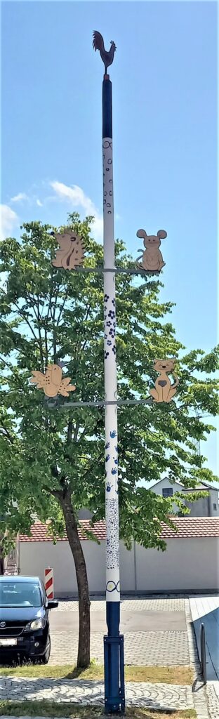 Guckst du auf den leuchtenden Turm mit Tierfiguren?