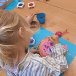 Kind malt mit Wasserfarben