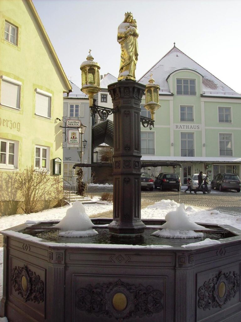 Markt Altomünster - Schönes wunderschönes Bild von der Wasserpfanne mit Kriegerfigur in der winterlichen Szene.