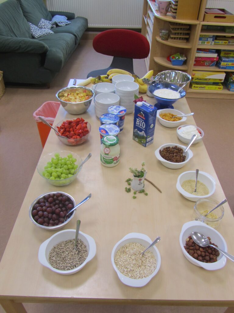 Bild: Obst, Müsliriegel, Getränke und Nahrungsmittel auf einem Tisch im Marktplatz Altomünster.