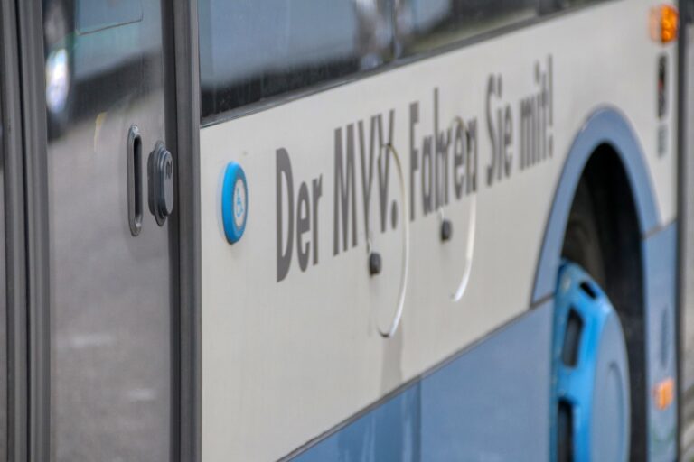 Bus mit Aufschrift „Der MVV. Fahrt Sie mit!“ und Rollstuhlgeländer.