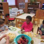 Ein Kinderzimmer mit Kindern, die Äpfel schäten.