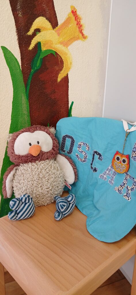 Plüschige Oso-Liebe auf Holz, mit Muster und Schriftzug, liebevoll arrangiert.