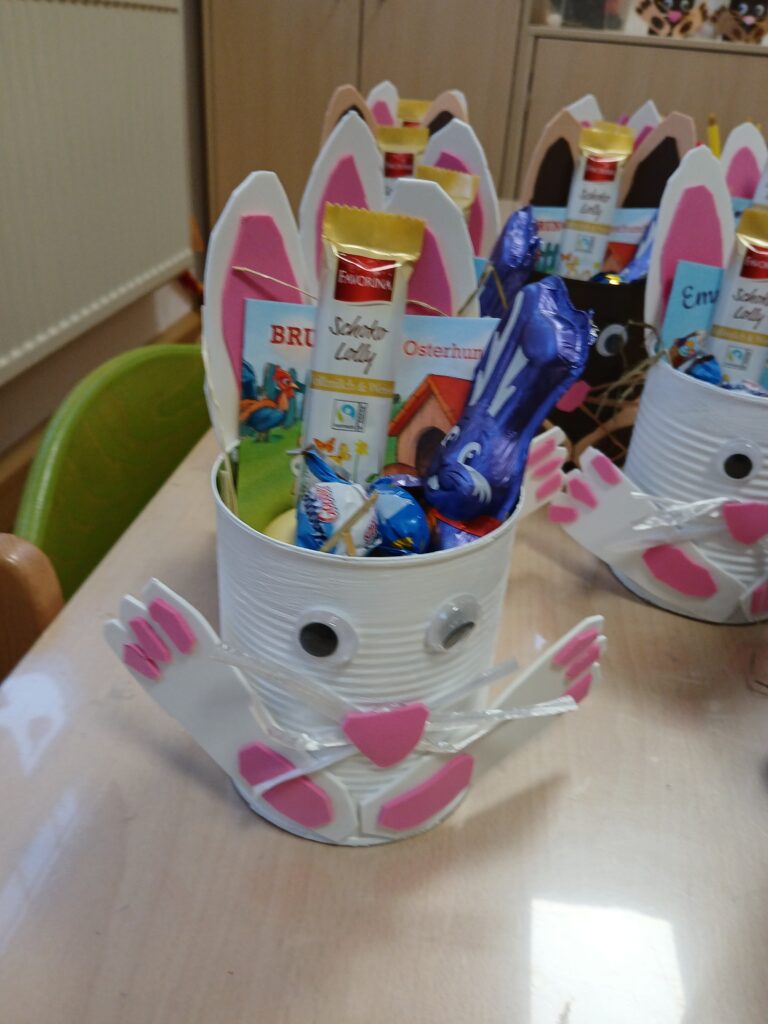 Easter-Eier mit Schokolade und Süßigkeiten in Pappe.