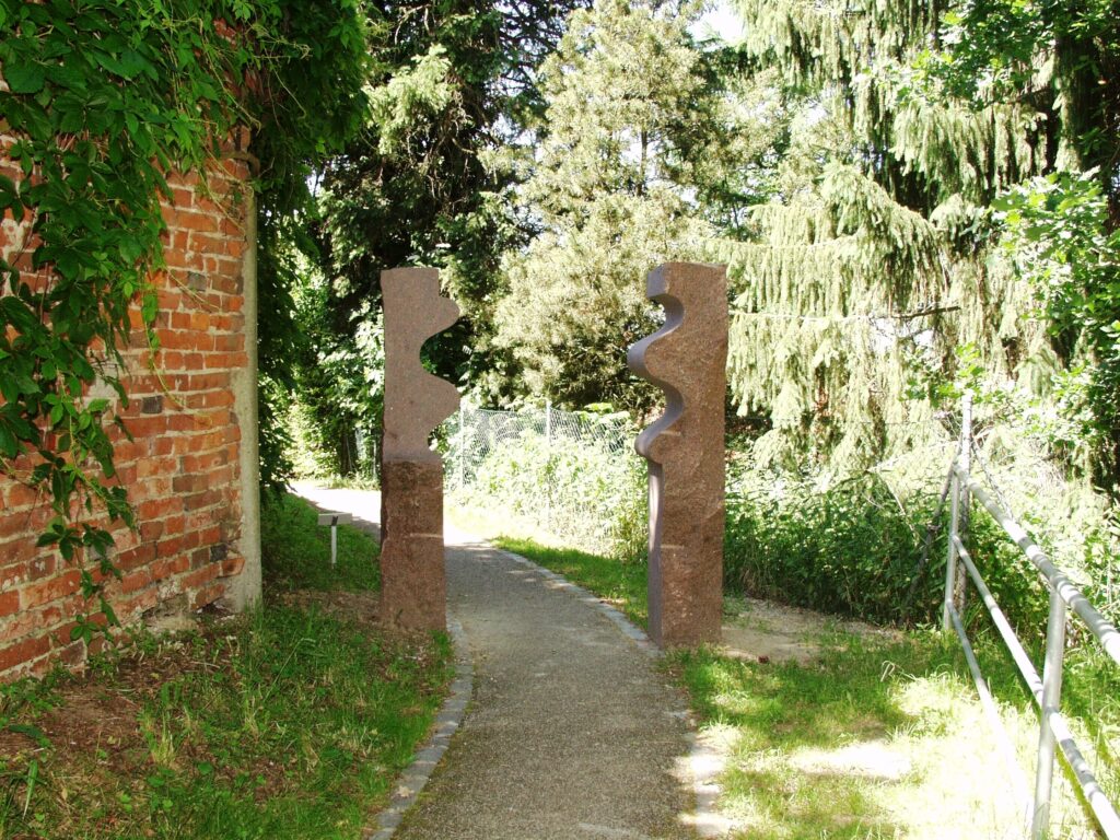 Bogenweg zwischen zwei Steinen im Park.