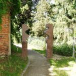 Bogenweg zwischen zwei Steinen im Park.