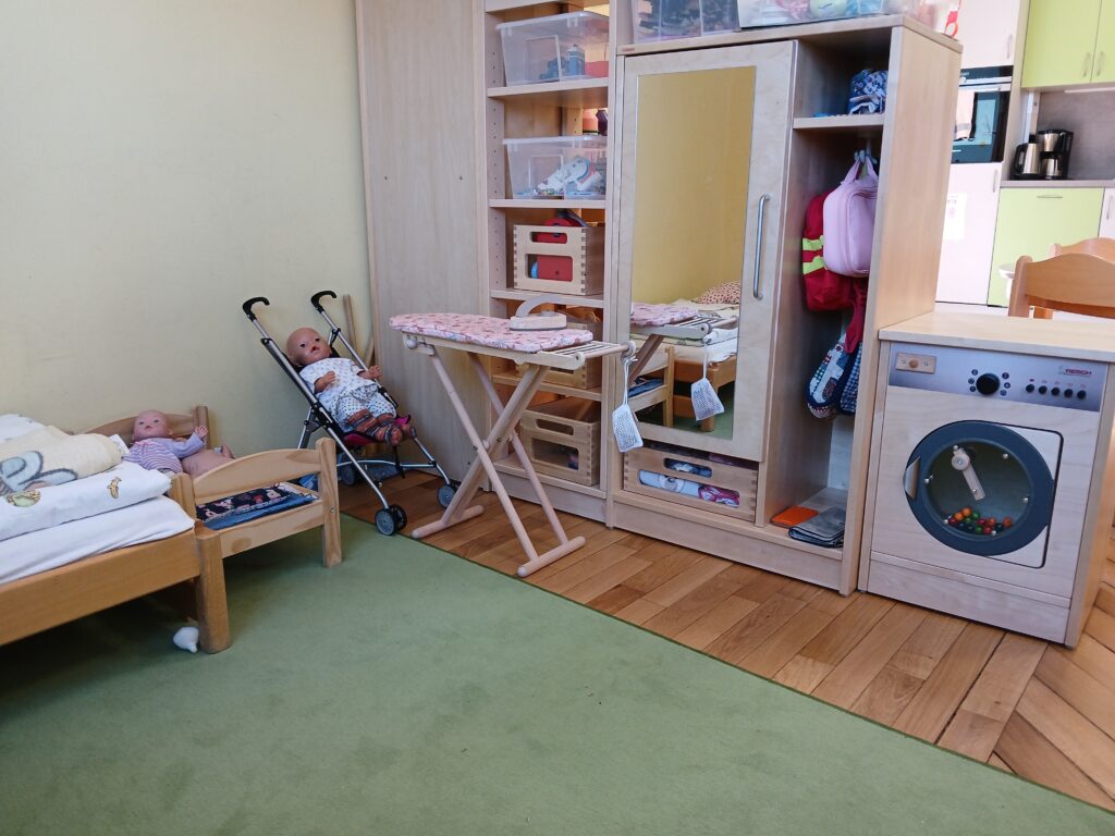 Ein Spielzimmer mit Puppen und Spielzeug im Marktes Altomünster.