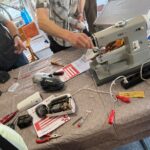 Repair Cafe während der Reparatur einer Nähmaschine