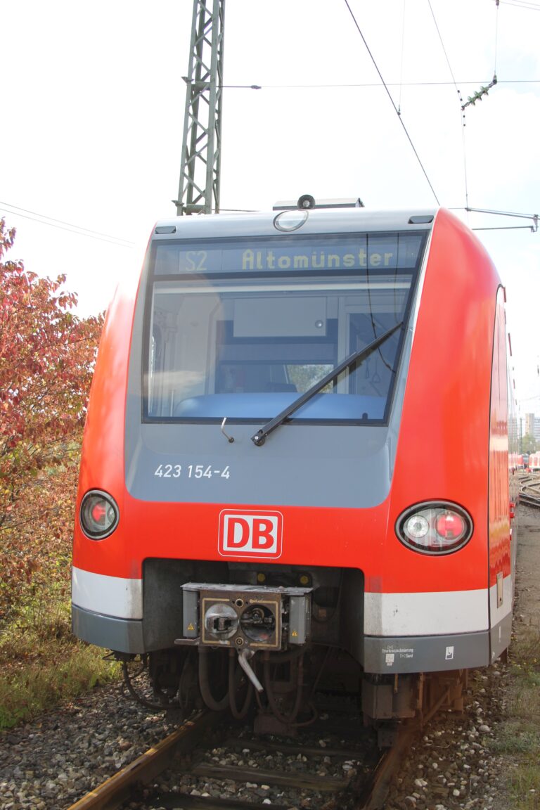 DB-S2-Zug auf der Linie Altomünster, Foto von Marktplatz.