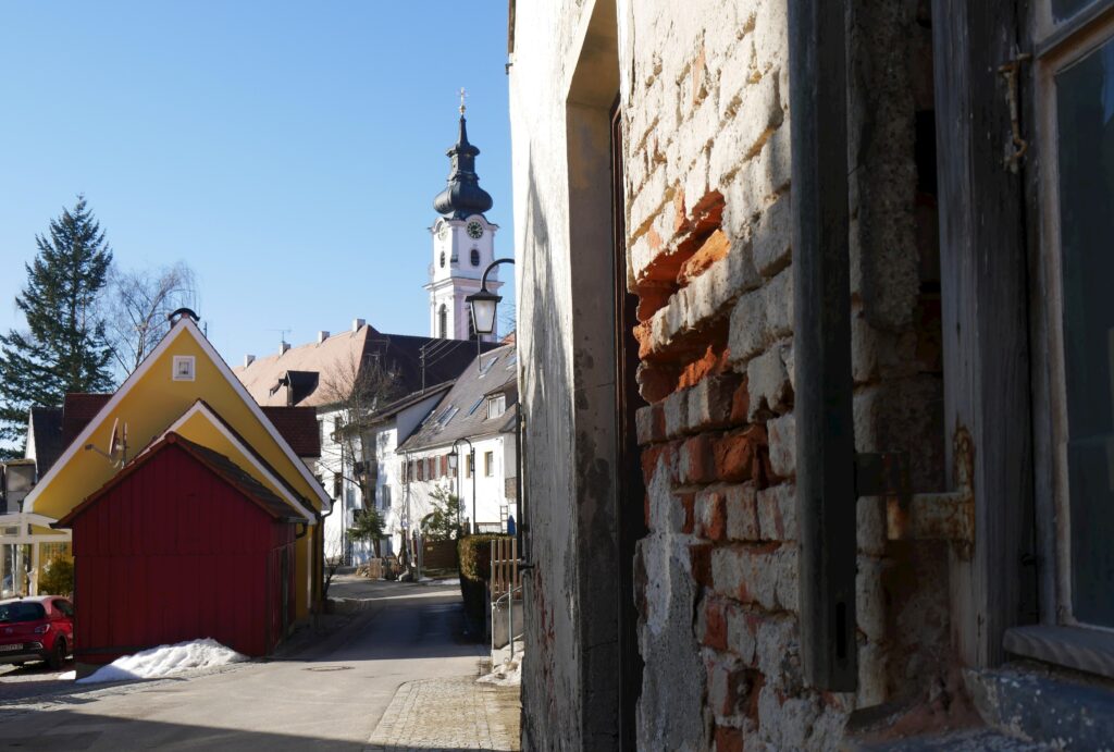 Einkaufsstraße in Altomünster mit Kirche und alten Häusern.