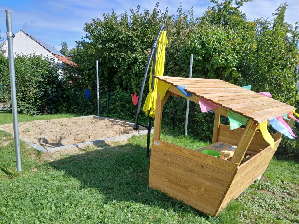 Garten mit Sandkasten und Spielhaus im Marktplatz Altomünster.