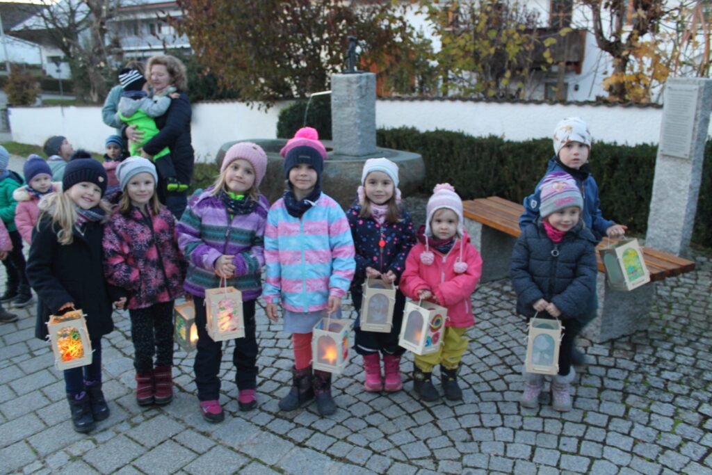 Gruppen von Kindern mit Leuchten im Winter.