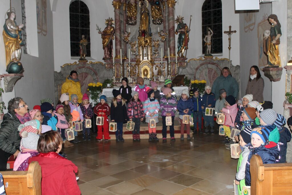 Kindern und Eltern in der Kirche Altomünster bei der Weihnachtsfeier.