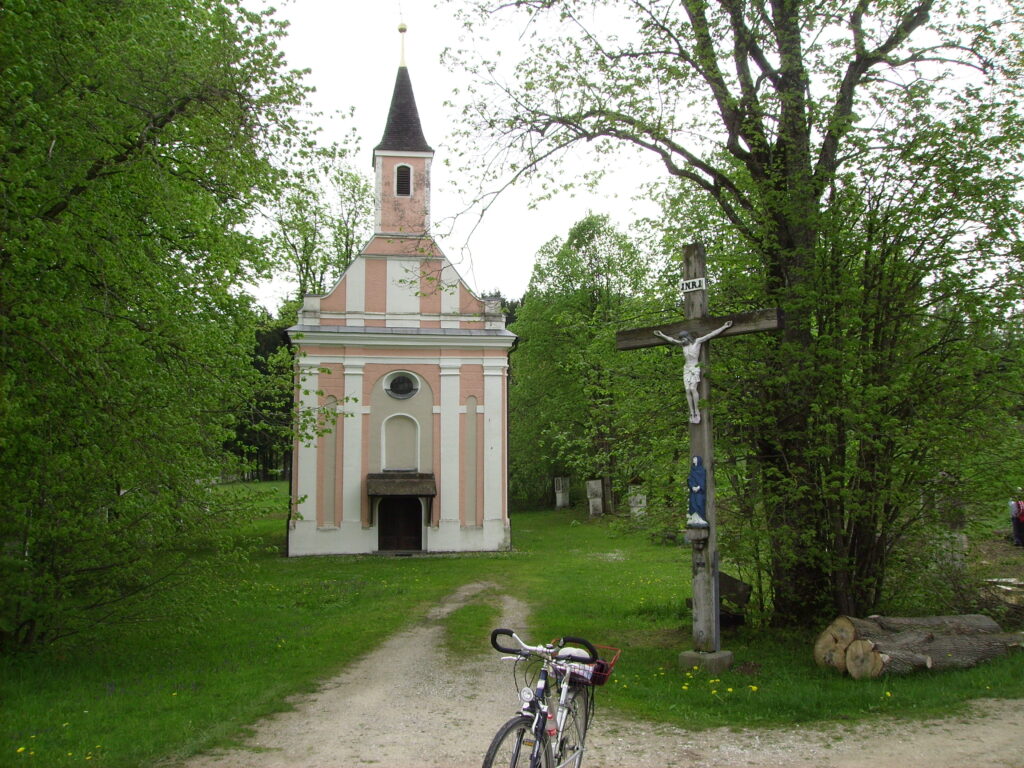 Kirche und Kreuz im Grünen, Fahrrad vor Ort.