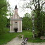 Kirche und Kreuz im Grünen, Fahrrad vor Ort.