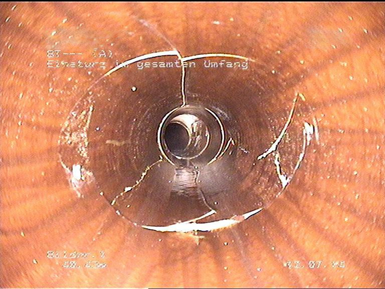 Innenansicht eines Rohres mit Riss und Scherben