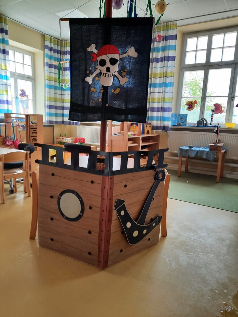 Piratenschiff im Kindergartenraum.