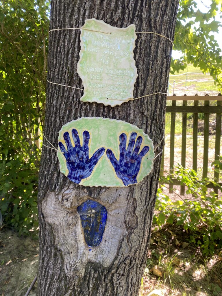 Blaue Hände auf Stein
