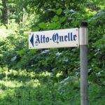 Schild mit Hinweis auf Altomünster, Weg zu Alt-Ouelle.