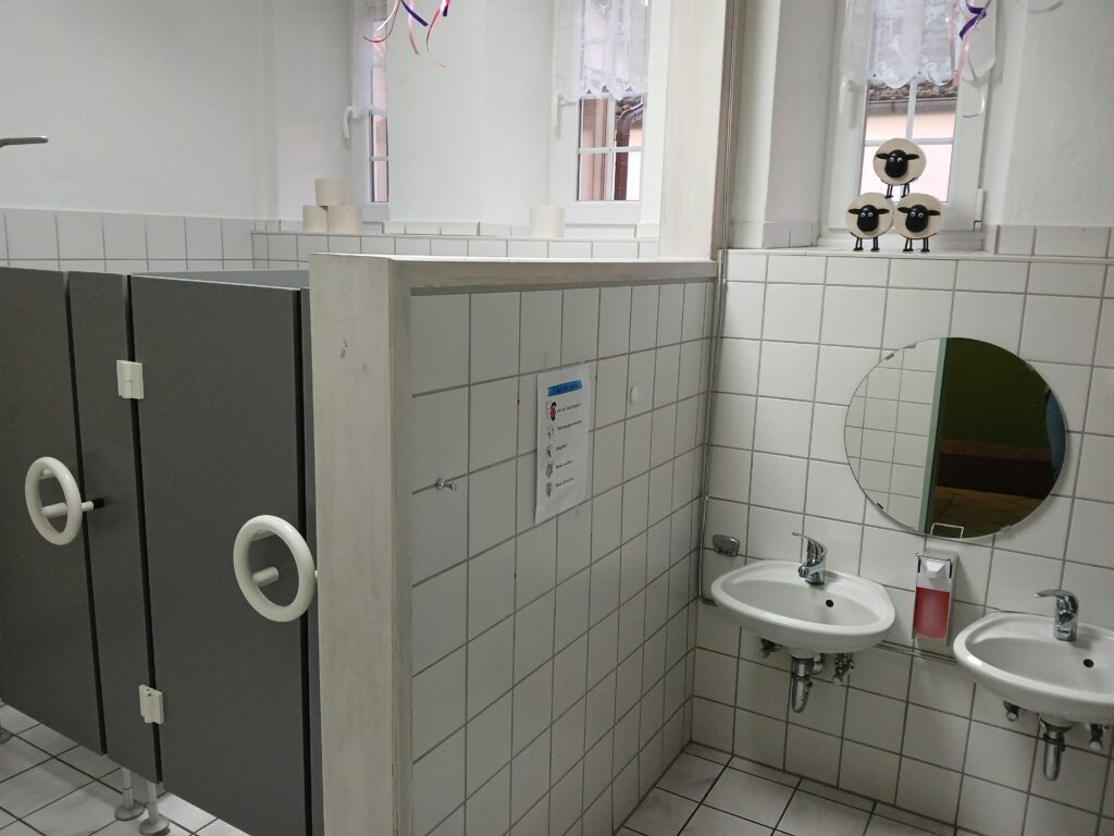 Schlafzimmer mit Toilette und Wanne