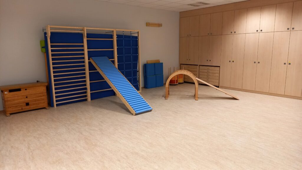 Sportgeräte und Spielmaterial in einer Turnhalle.