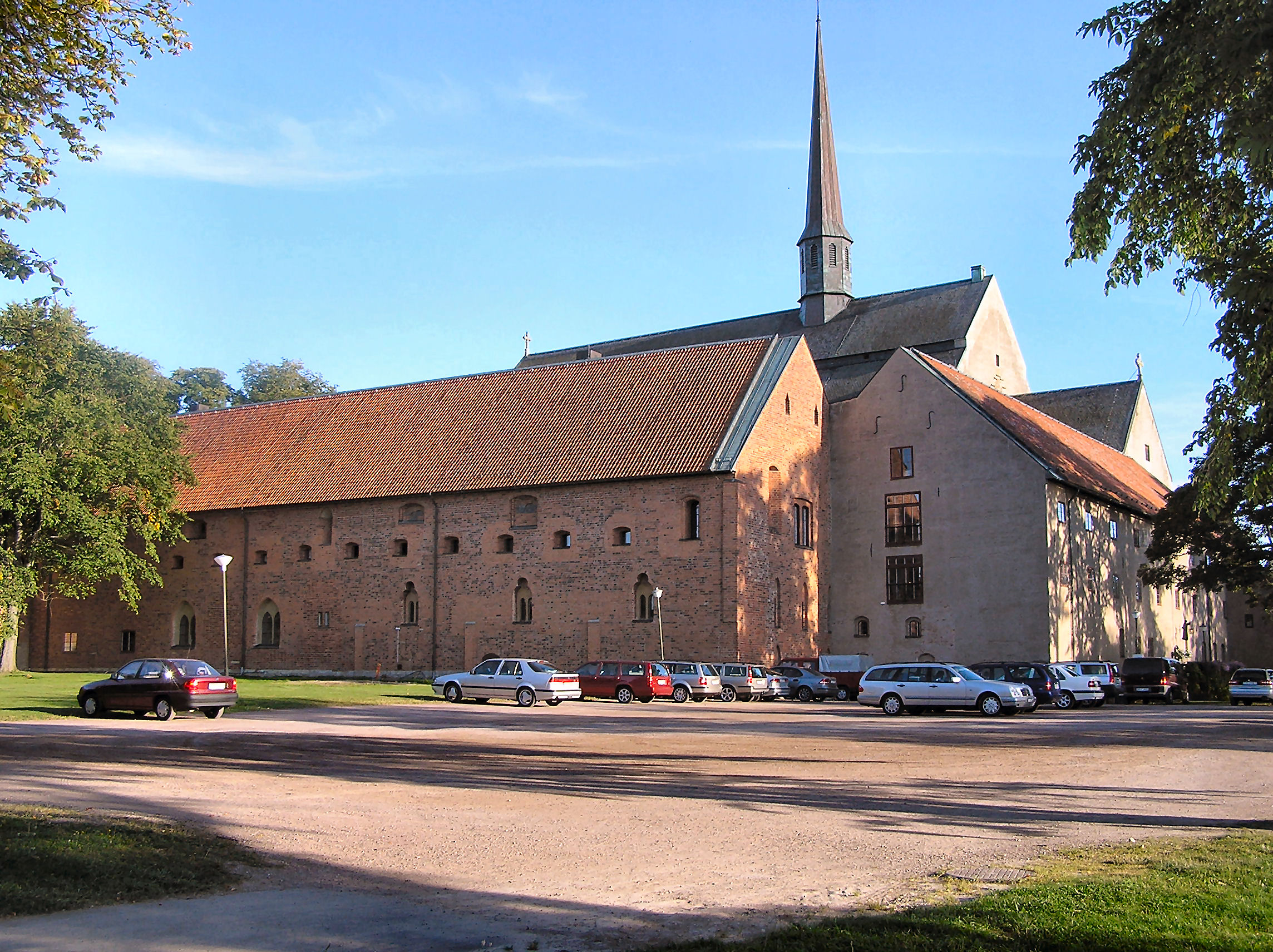 Altomünster, Kirche und Parkplatz mit geparkten Autos.