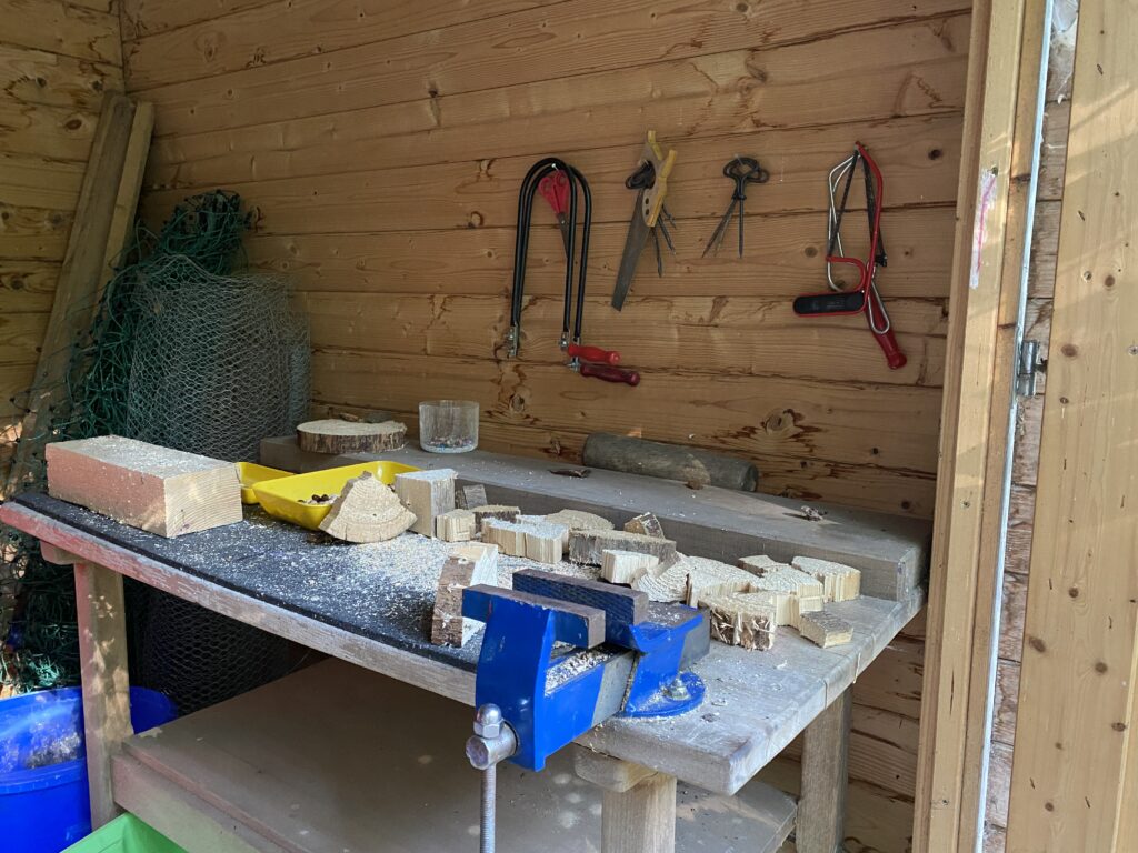 Holz werkstatt mit Werkzeug und Schnitten auf einem Tisch