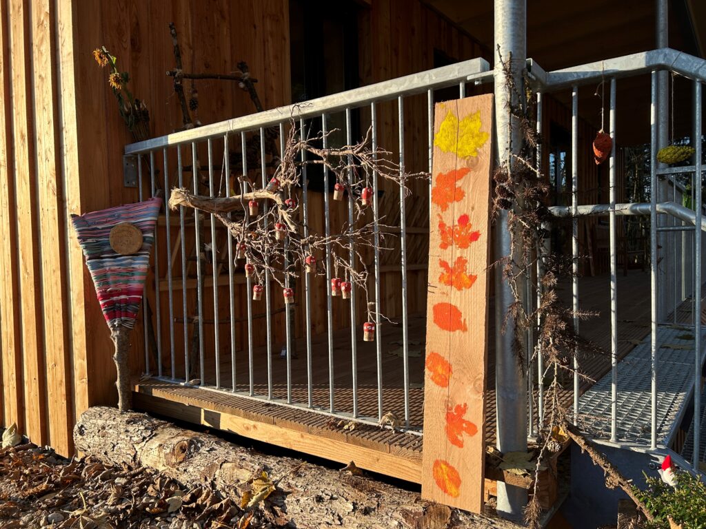 Herbstdekor an der Terrasse, Bäume und Blätter, Lederbeutel, Baumwippe.