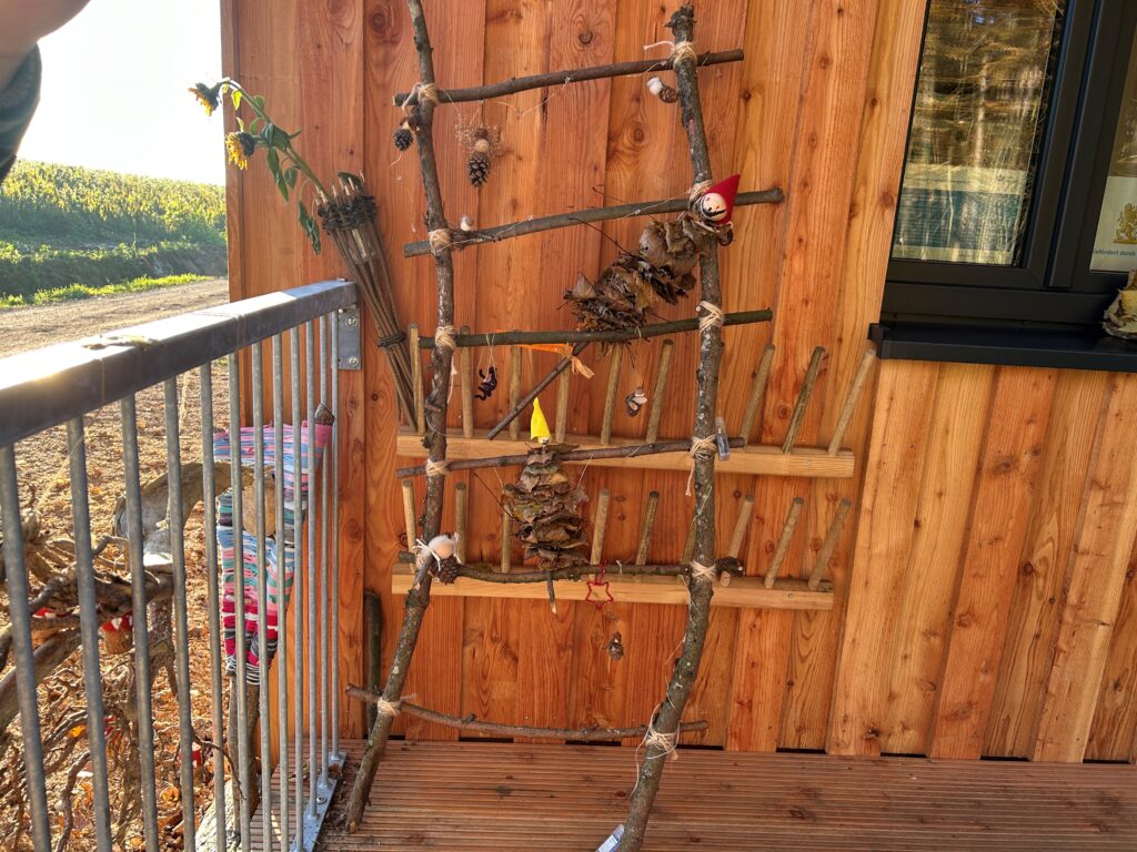 Einfaches Holzregal mit Naturartikeln und Gnomen.