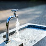 Wasserhahn an einer Außenschleife im Marktplatz Altomünster.