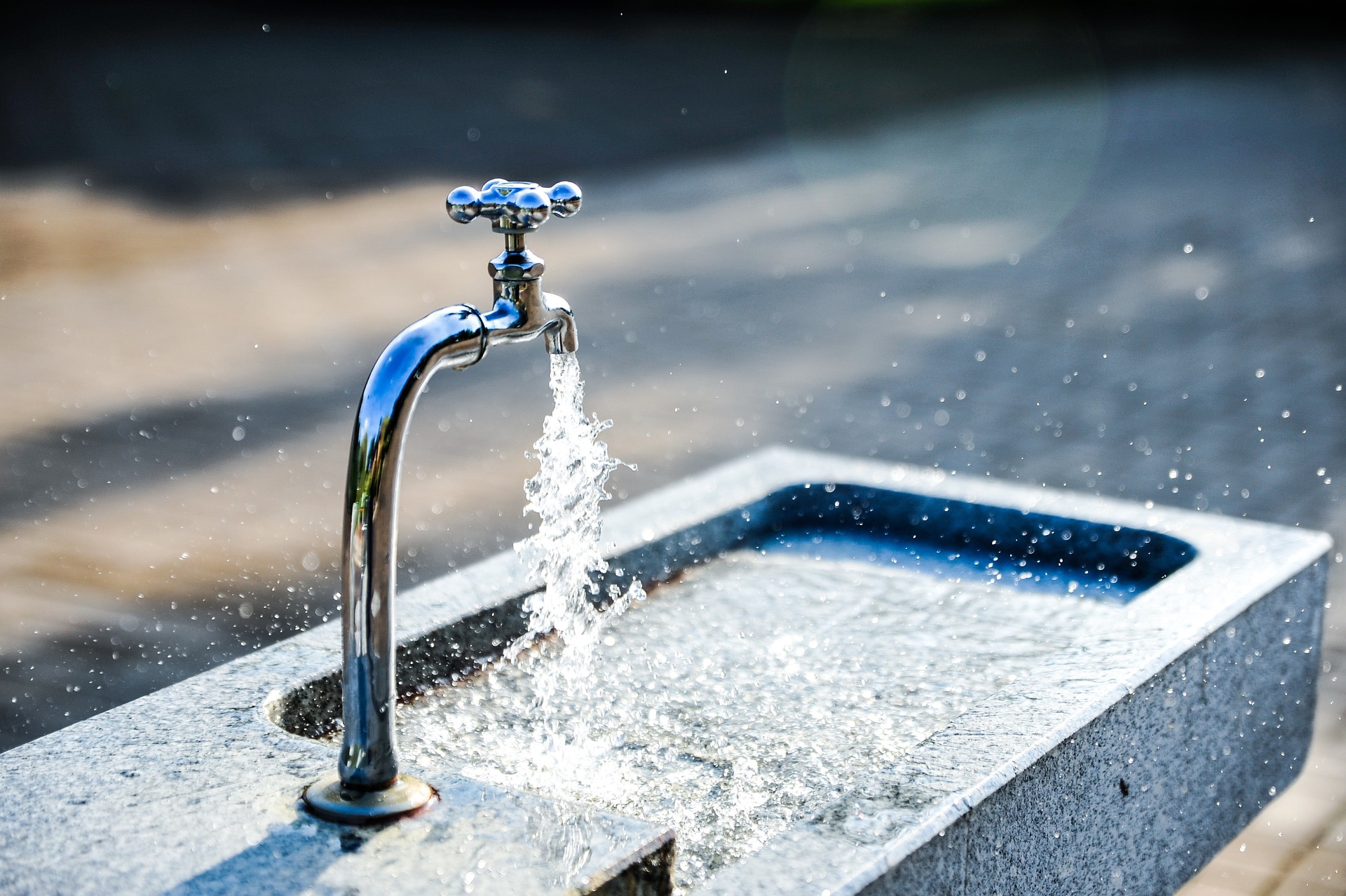 Wasserhahn an einer Außenschleife im Marktplatz Altomünster.
