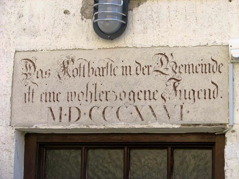 Alte Türe mit Schrift Das Kostbarste in der Gemeinde ist eine wohlerzogene Jugend MDCCCXXVI