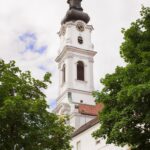 Kirchturm mit Bäumen