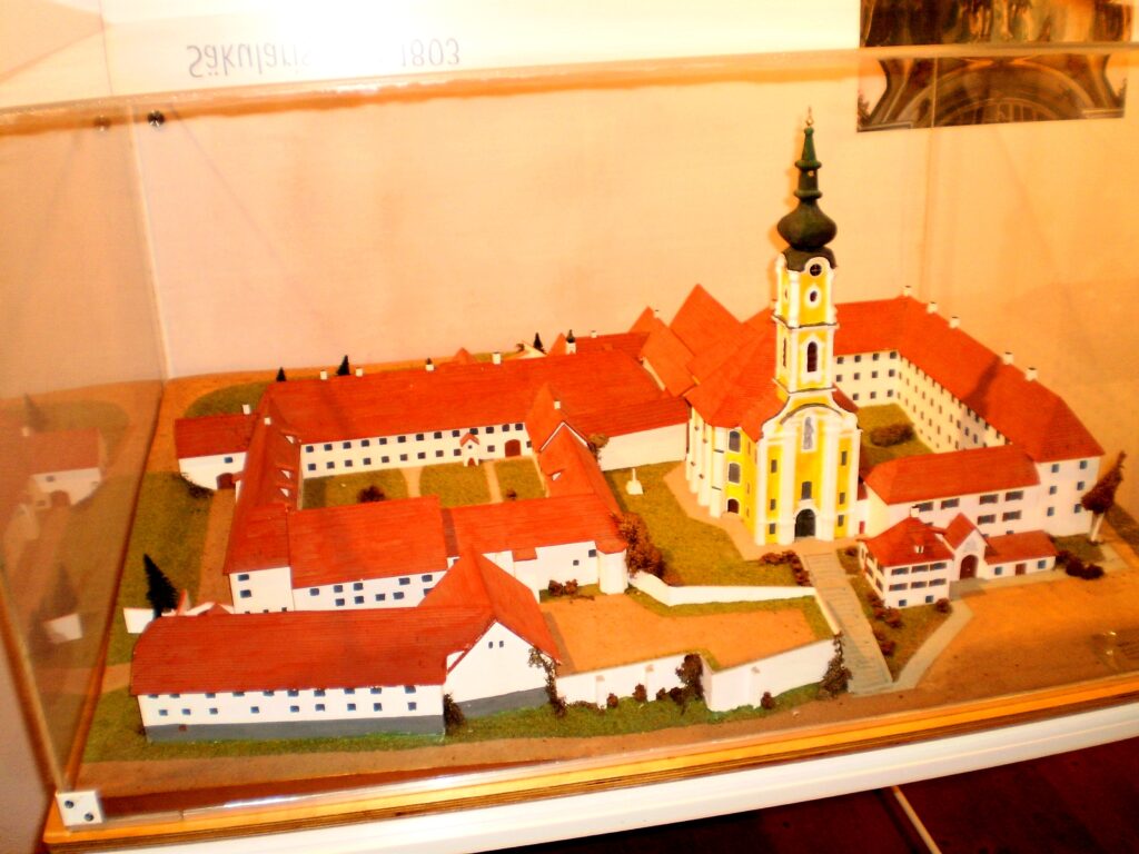 Modell des Klosters Altomünster in einem Schaukasten